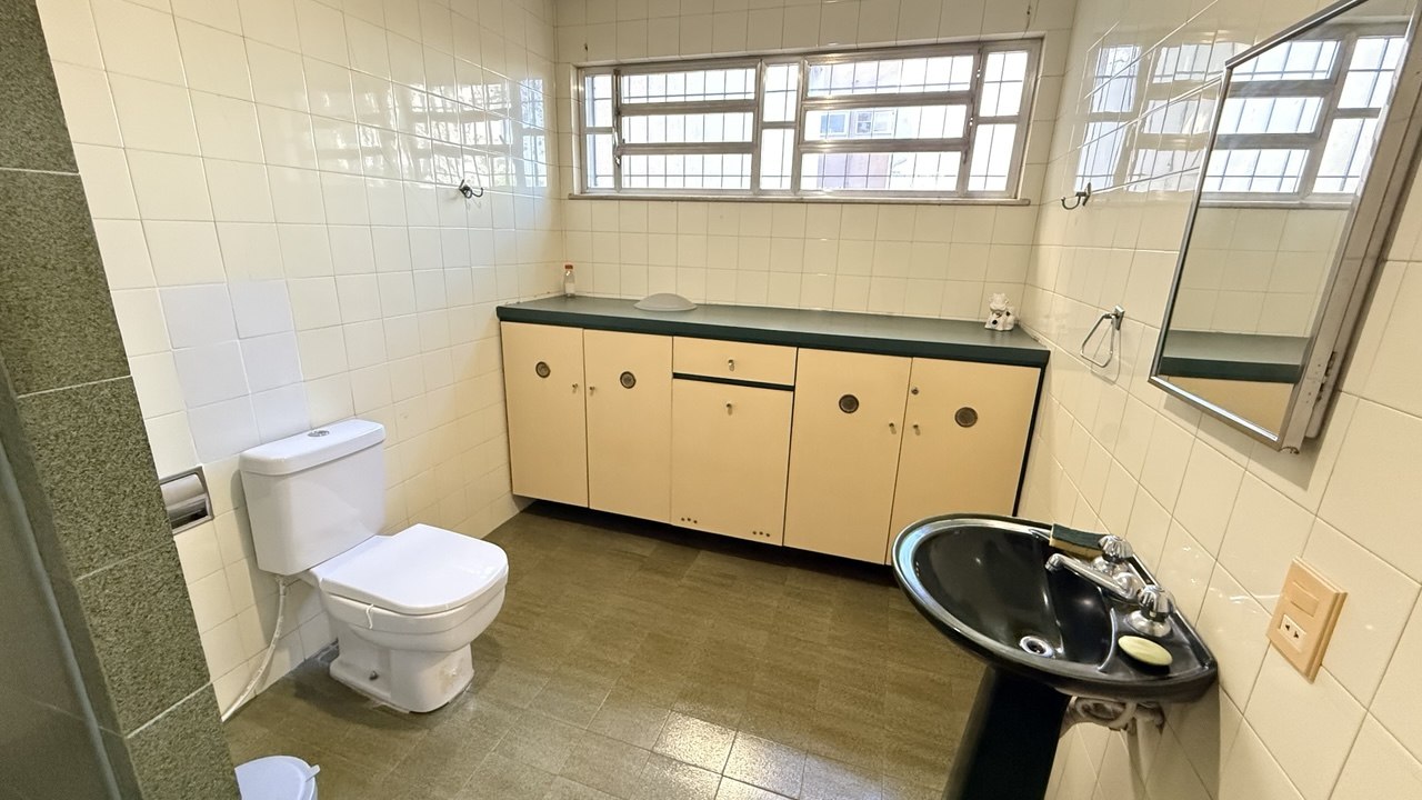 Banheiro amplo com bancada