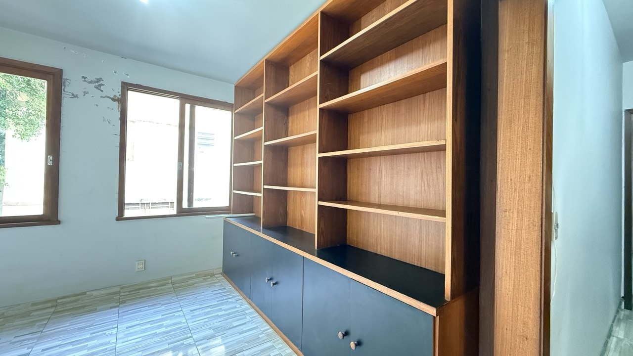 Escritório com estante planejada