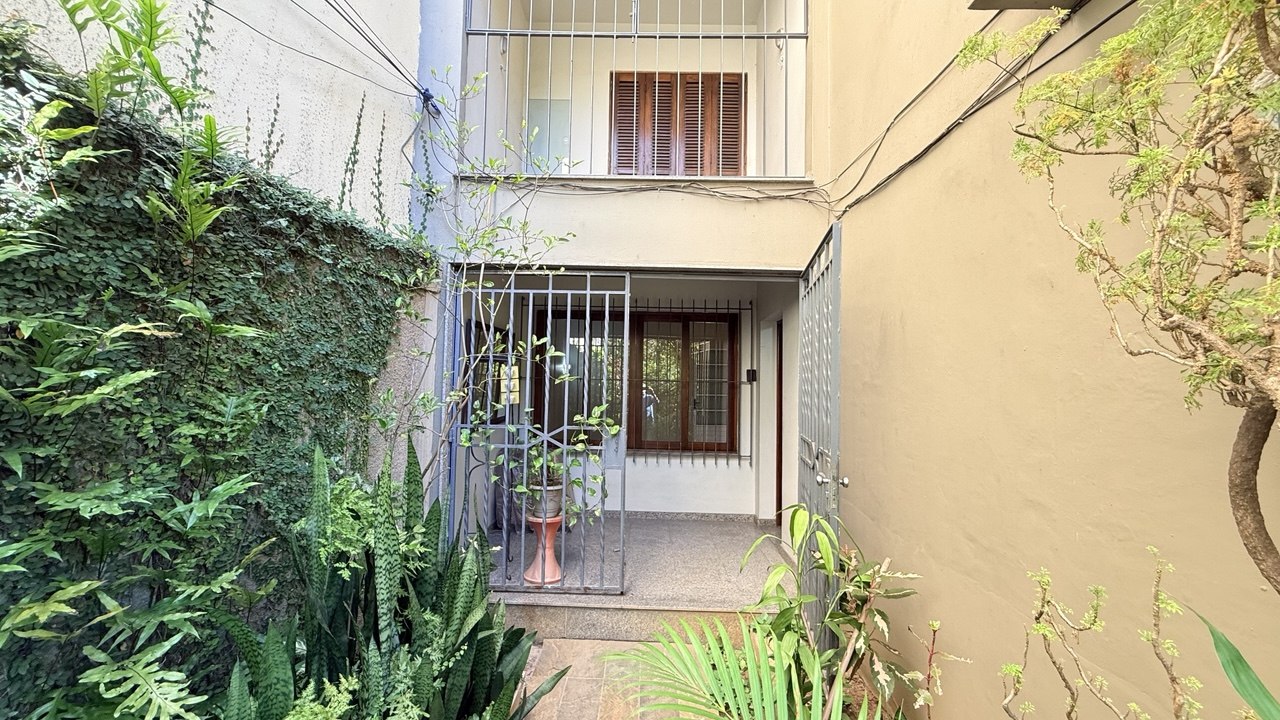 Jardim lateral e acesso