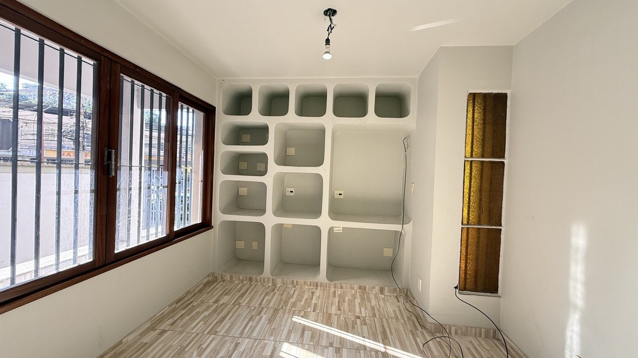 Ambiente integrado com estante de nichos