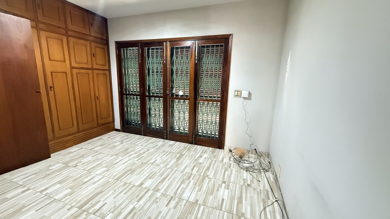 Dormitório com armário embutido
